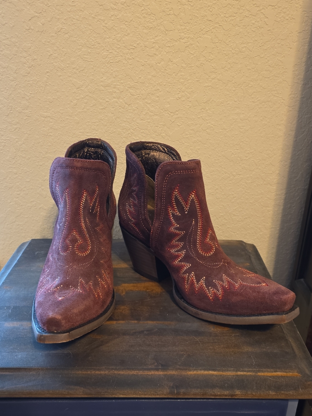 Ariat Size 8.5 Burgundy Suede Western Ankle Booties